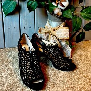 These gorgeous Alex Marie size 9 heels are black suede with rhinestones 👠🌟